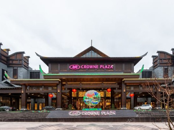 張家界納百利皇冠假日酒店使用鋁合金斷橋門(mén)窗工程
